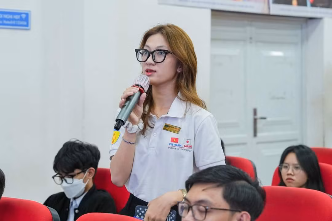 Sinh viên tham gia tập huấn được lắng nghe, chia sẻ và giải đáp những thắc mắc của mình đối với phong trào 'Sinh viên 5 tốt'.