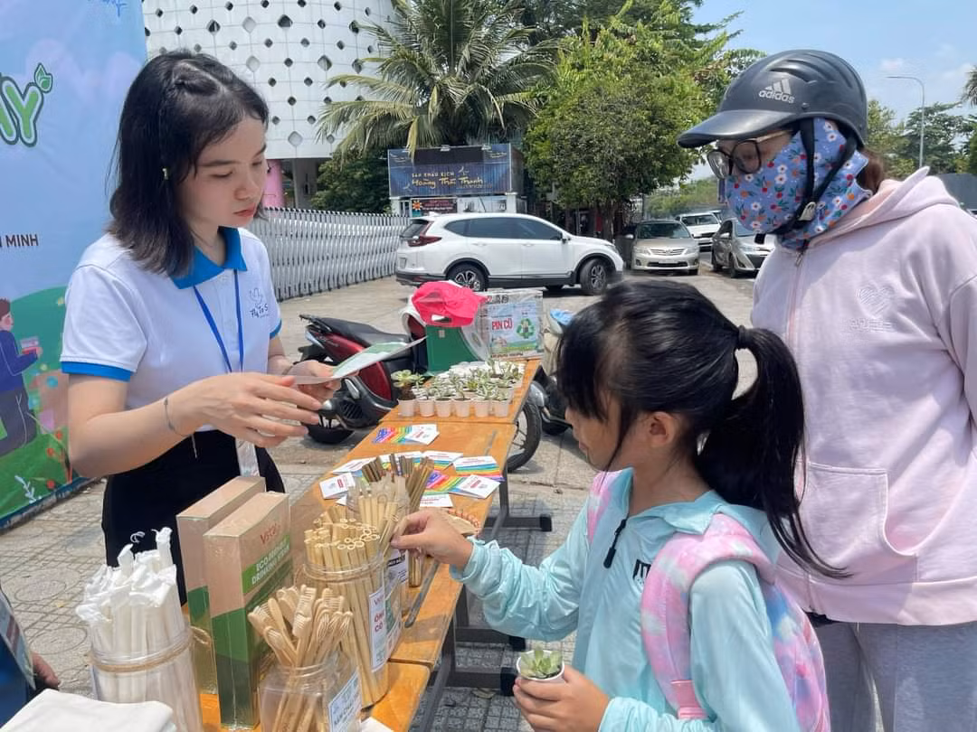 Ngoài hoạt động quy đổi sản phẩm, chương trình còn có các nội dung khác như workshop vẽ chậu cây, trang trí túi vải, gieo mầm trồng cây… Ngoài hoạt động quy đổi sản phẩm, chương trình còn có các nội dung khác như workshop vẽ chậu cây, trang trí túi vải, gieo mầm trồng cây…