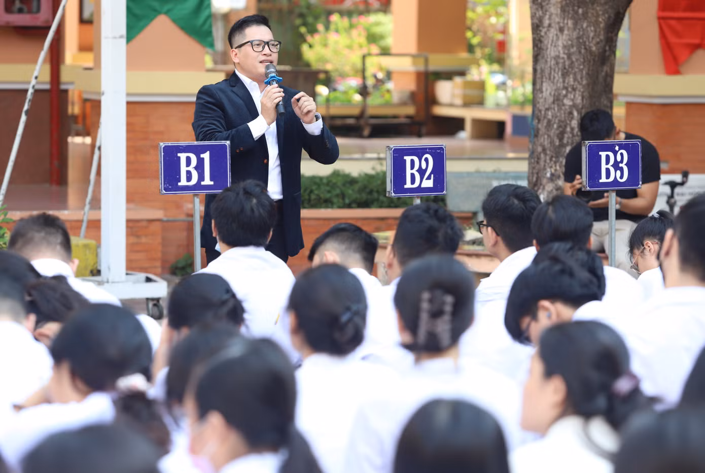 Ông Nguyễn Quang Huy chia sẻ cùng các bạn học sinh trường THPT Nguyễn Chí Thanh (Q. Tân Bình, TP. HCM). (Ảnh: Ngô Tùng)