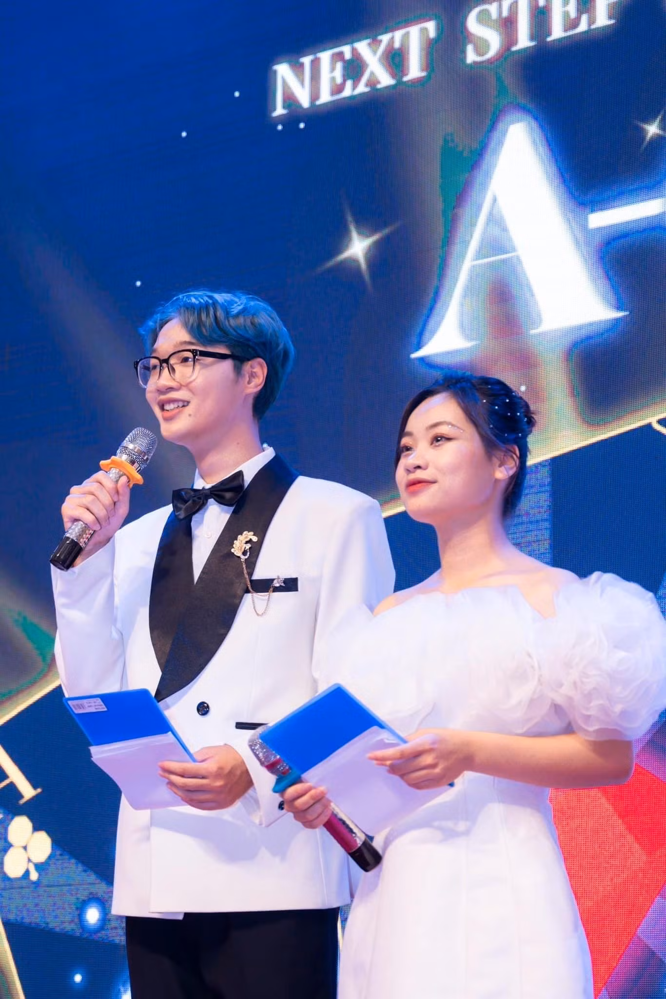 La Thành (bên trái) trong một lần dẫn chương trình.