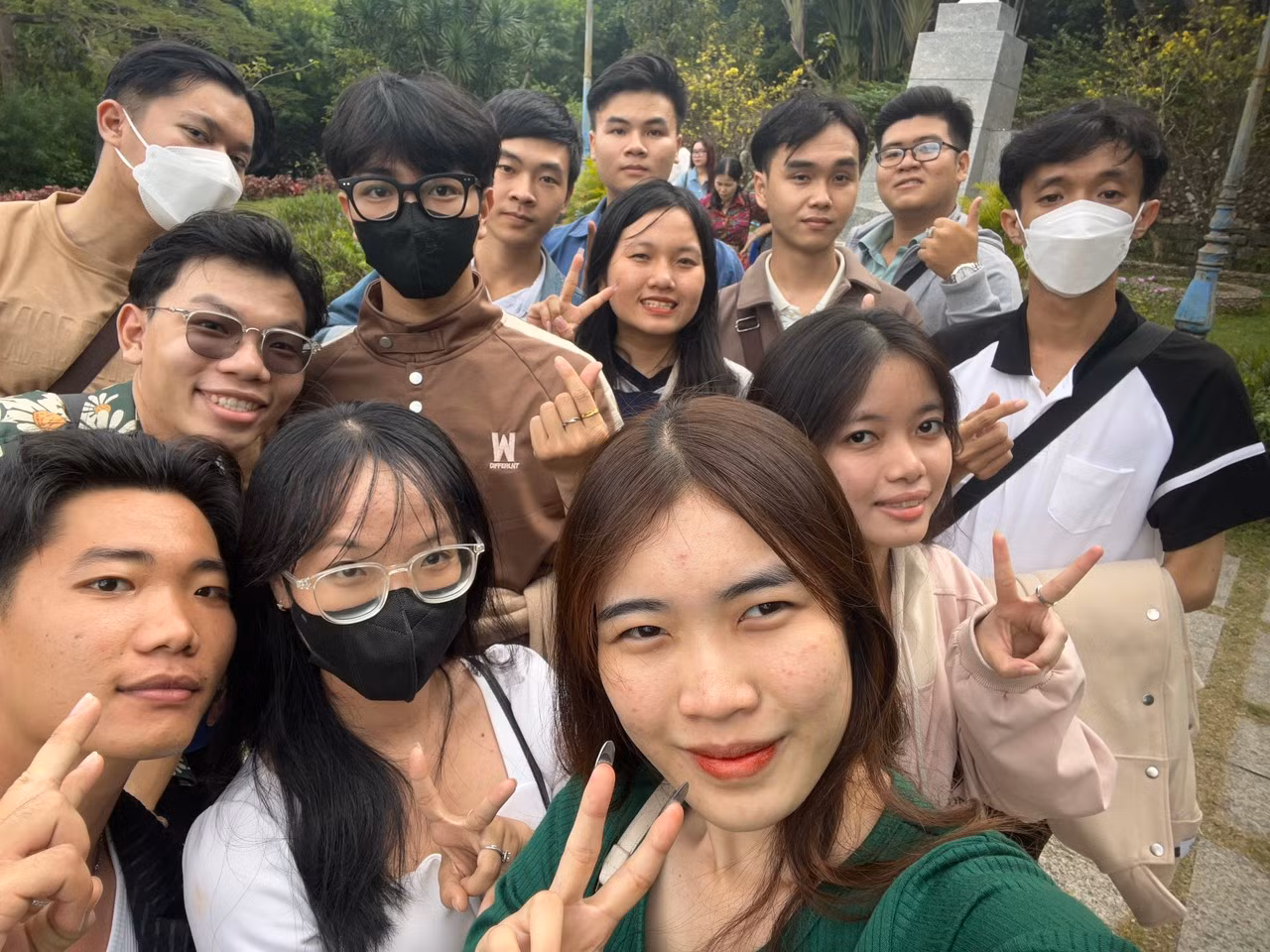 Các bạn sinh viên hào hứng với chuyến đi thực tế. Các bạn sinh viên hào hứng với chuyến đi thực tế.