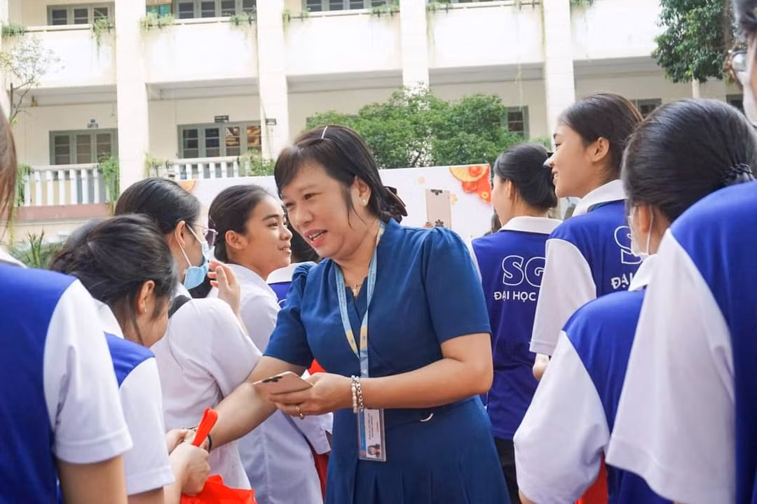 Lãnh đạo, giảng viên trường ĐH Sài Gòn tặng bao lì xì và quà Tết cho các bạn sinh viên về quê đón Tết.