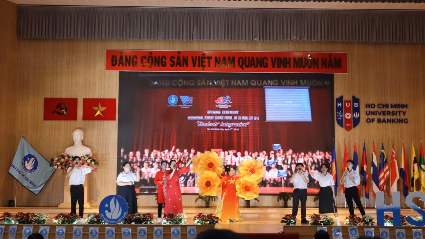 Tiết mục văn nghệ trước giờ khai mạc Diễn đàn.