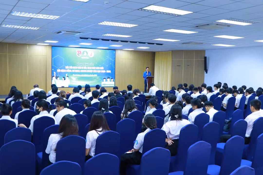 Rất đông các bạn sinh viên tham dự chương trình. Rất đông các bạn sinh viên tham dự chương trình.