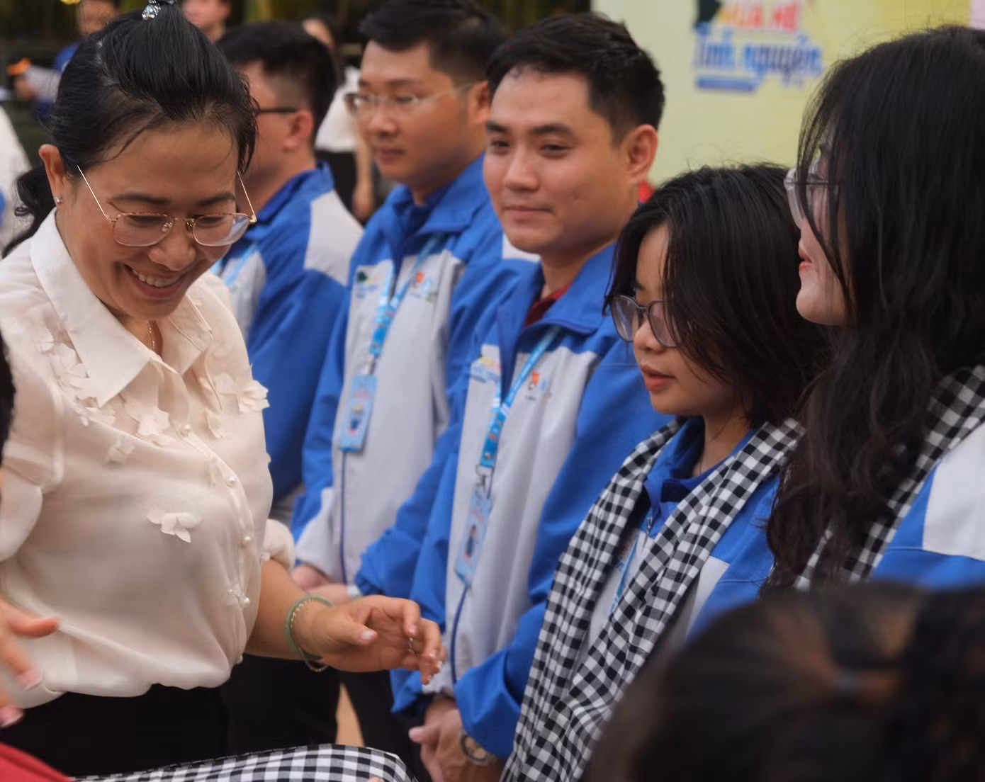 Nghi thức trao khăn rằn cho các chiến sĩ tình nguyện tham gia tình nguyện Hè tại Nước Cộng hòa Dân chủ Nhân dân Lào năm 2024. (Ảnh: Phú Quang) Nghi thức trao khăn rằn cho các chiến sĩ tình nguyện tham gia tình nguyện Hè tại Nước Cộng hòa Dân chủ Nhân dân Lào năm 2024. (Ảnh: Phú Quang)