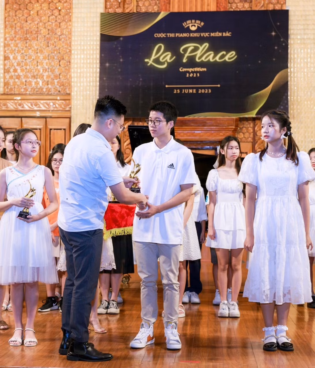 Sĩ Tiến nhận giải thưởng trong cuộc thi về piano. Sĩ Tiến nhận giải thưởng trong cuộc thi về piano.