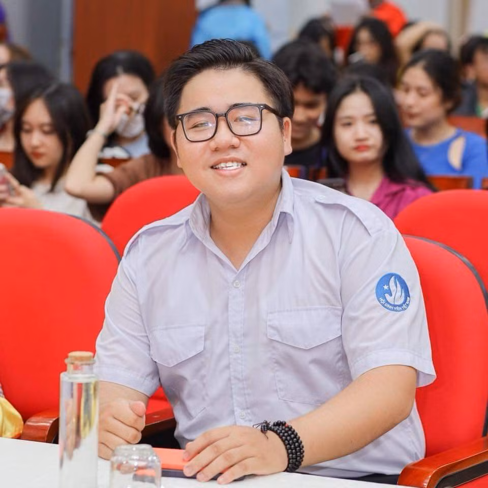 Ngoài giữ vị trí Chủ tịch Hội Sinh viên trường ĐH Mở TP. HCM, Thanh Long còn là Ủy viên Ban Chấp Hành T.Ư Hội Sinh viên Việt Nam.