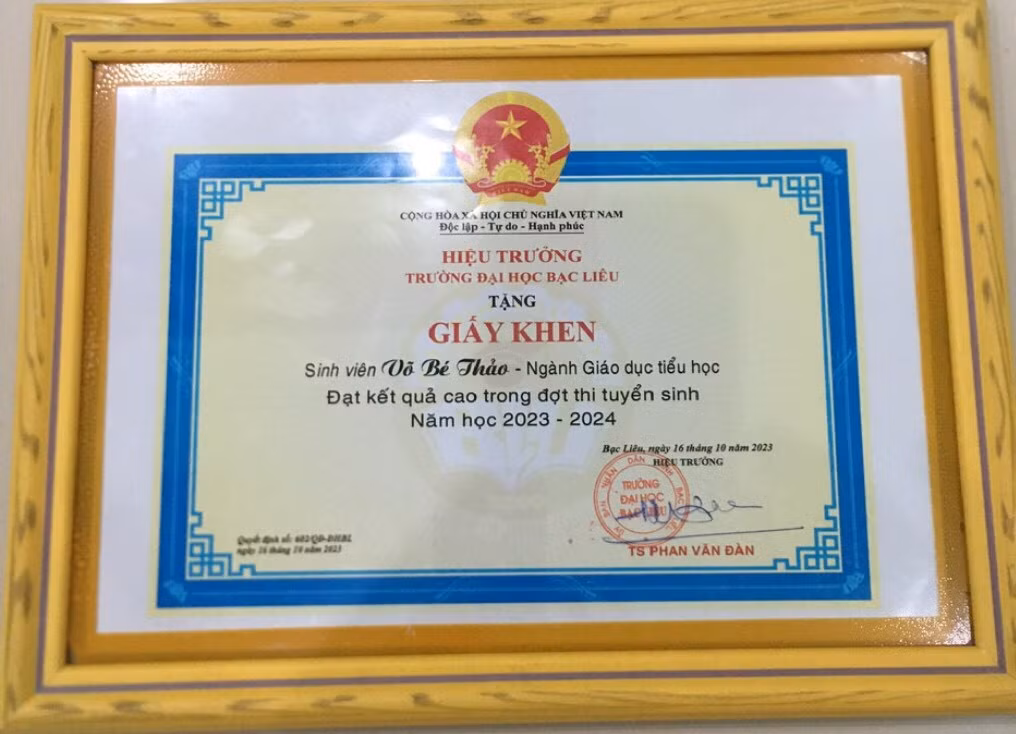 Giấy khen của Hiệu trưởng trường ĐH Bạc Liêu dành cho sinh viên có thành tích cao kì thi đầu vào của trường.