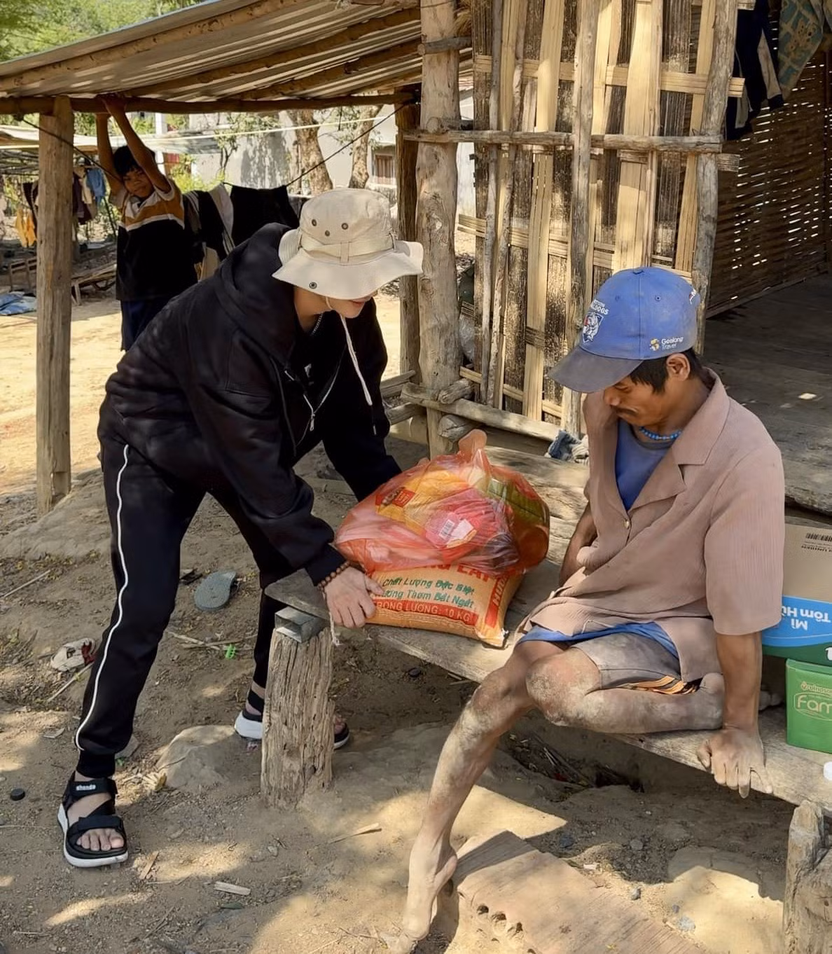 Vĩnh trong chuyến đi thiện nguyện ở Kon Tum.