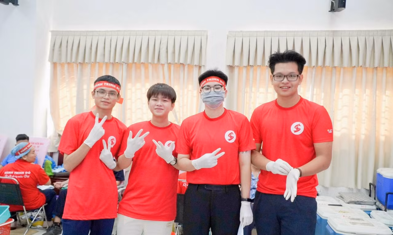 Nguyễn Nhật Thăng (ngoài cùng, bên phải) tham gia hoạt động hiến máu tình nguyện 'Hành trình Đỏ'.