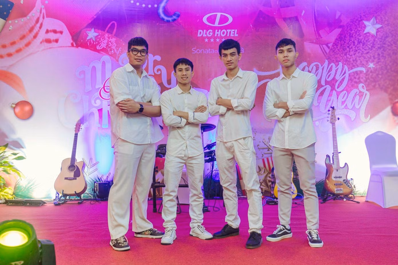 Siu Nông (ngoài cùng, bên phải) biểu diễn ban nhạc cùng bạn bè để kiếm thêm thu nhập. (Ảnh: NVCC) Siu Nông (ngoài cùng, bên phải) biểu diễn ban nhạc cùng bạn bè để kiếm thêm thu nhập. (Ảnh: NVCC)