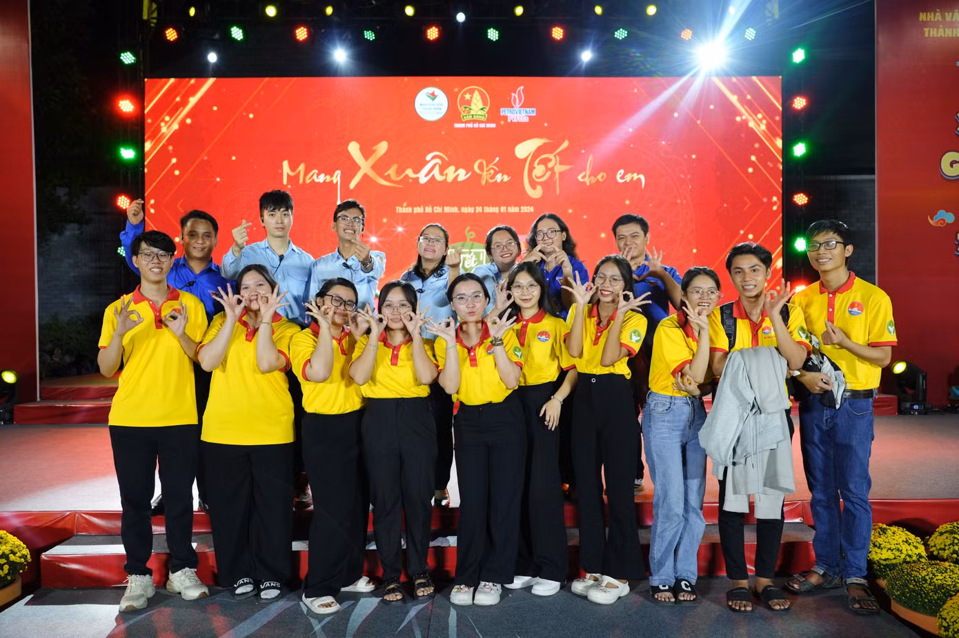 Những sinh viên 'Xuân Tình nguyện' hỗ trợ Lễ hội Tết Việt Giáp Thìn 2024. Những sinh viên 'Xuân Tình nguyện' hỗ trợ Lễ hội Tết Việt Giáp Thìn 2024.
