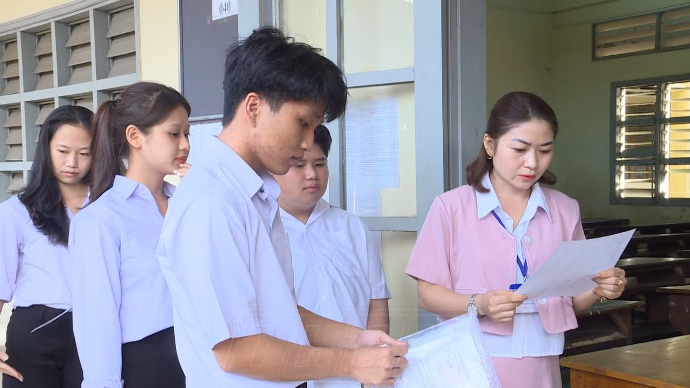 Thí sinh làm thủ tục dự thi môn Toán.