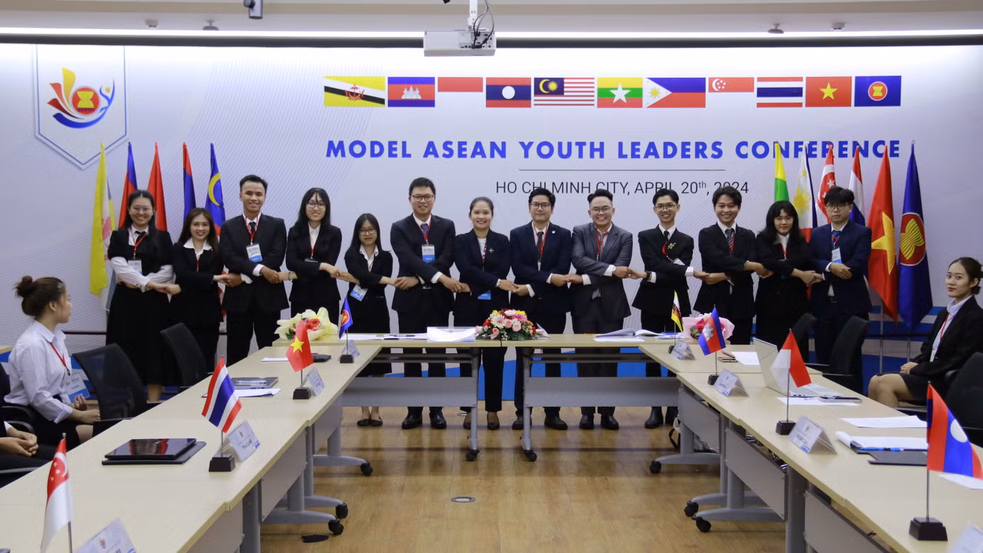 Minh Khôi (thứ ba, từ phải sang) cùng các đại biểu thực hiện nghi thức bắt tay ASEAN tại vòng Chung kết cuộc thi. (Ảnh: NVCC)