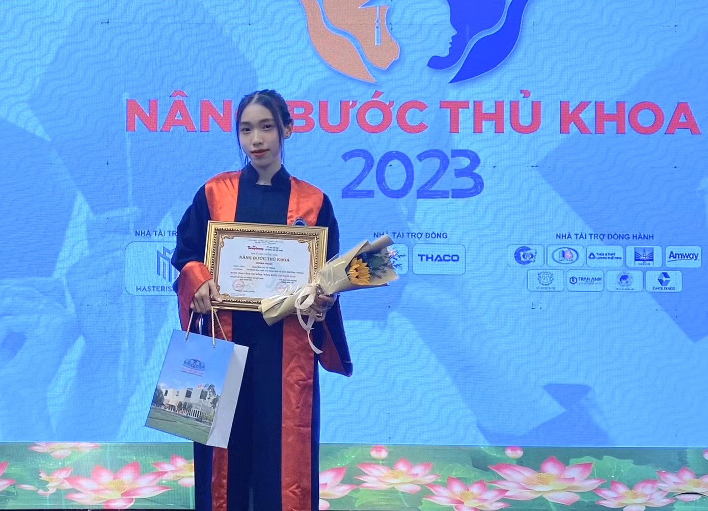 Tố Trinh tại buổi lễ trao tặng học bổng “Nâng bước thủ khoa 2023”. (Ảnh: NVCC) Tố Trinh tại buổi lễ trao tặng học bổng “Nâng bước thủ khoa 2023”. (Ảnh: NVCC)