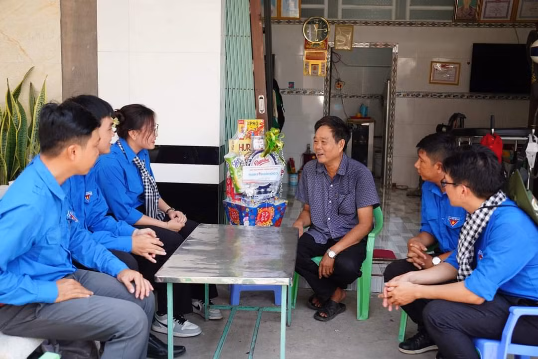 Thăm hộ gia đình từng nuôi giấu cán bộ Thành Đoàn. (Ảnh: TLTĐ)
