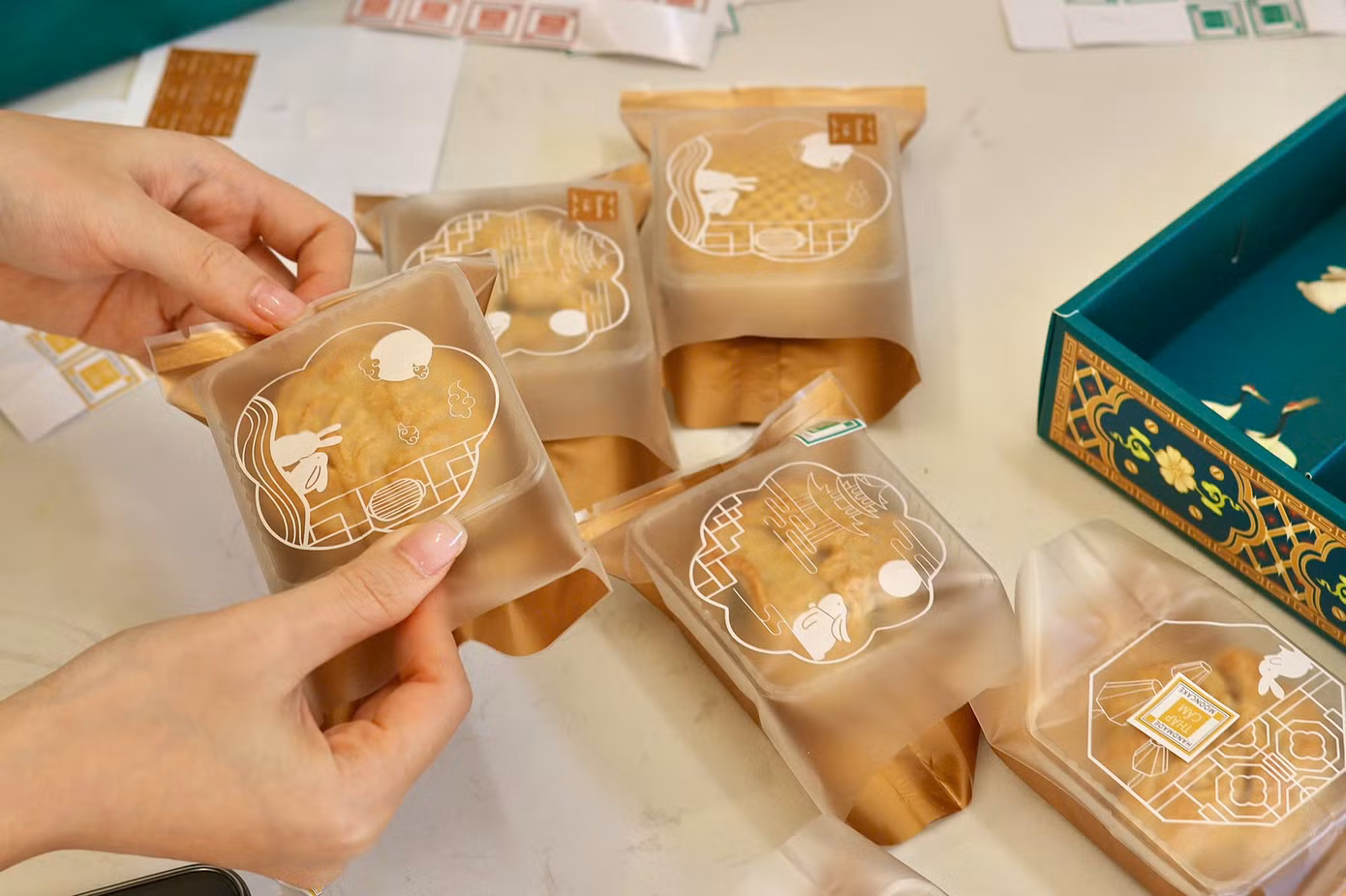 Những chiếc bánh Trung Thu handmade thu hút bạn trẻ.