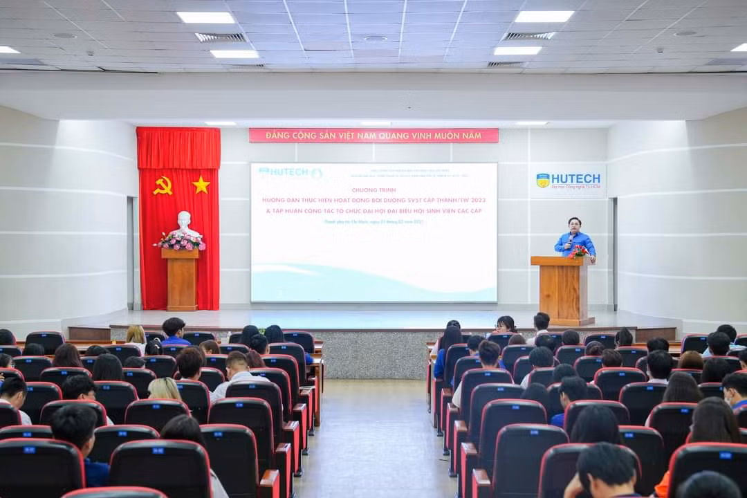 Cán bộ Đoàn - Hội chủ chốt của các Khoa - Viện sôi nổi tham gia tập huấn kỹ năng.