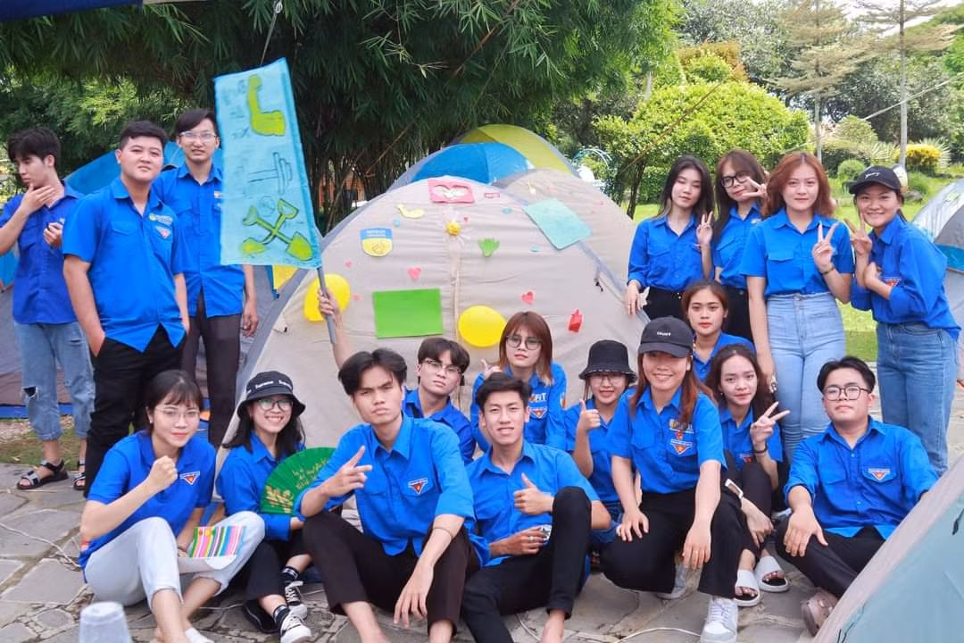 Nhiều chương trình hướng dẫn thực hiện phong trào 'Sinh viên 5 tốt' được tổ chức tại trường, vừa là dịp trở thành “cây cầu nối” giữa nhà trường và sinh viên.