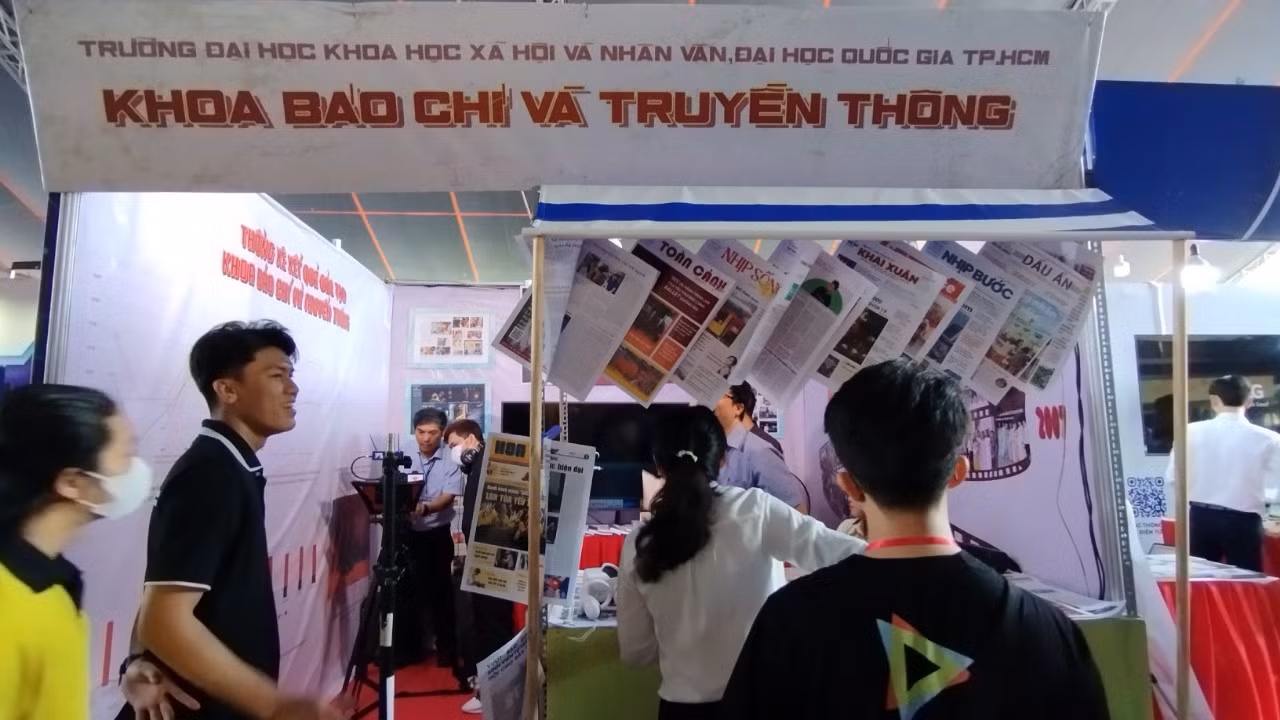 Gian triển lãm của khoa Báo chí &amp; Truyền thông, trường ĐH KHXH&amp;NV (ĐHQG TP. HCM) tại Hội Báo.