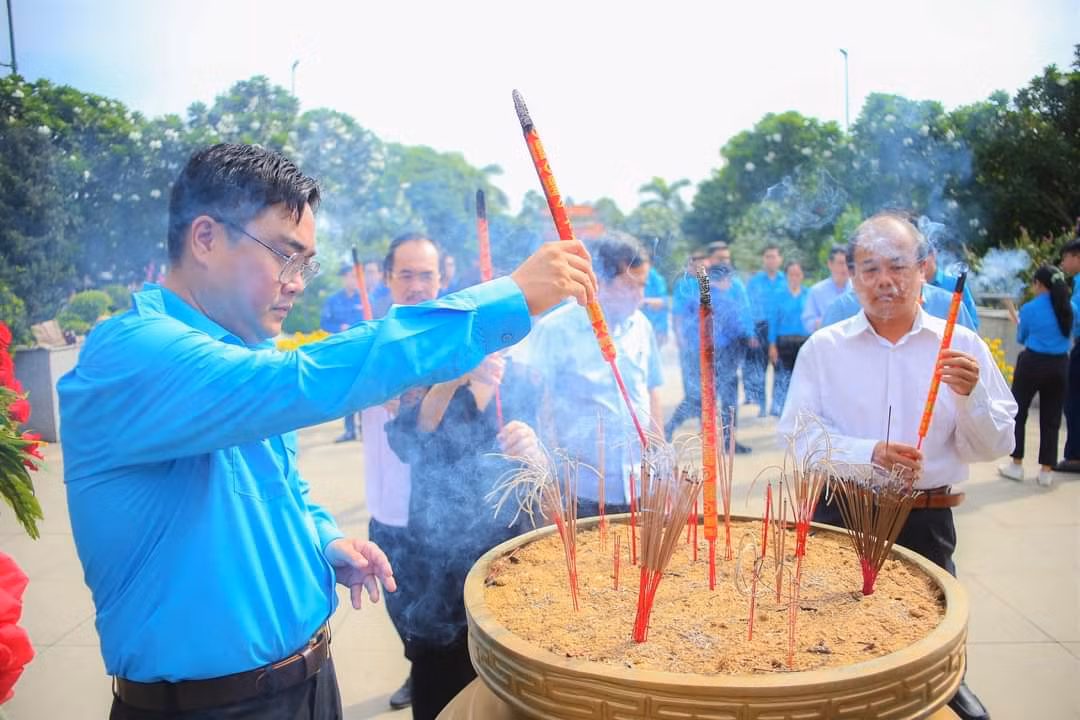Đoàn đại biểu còn đến dâng hương tại Nghĩa trang liệt sĩ TP. HCM, nơi Bác sĩ Phạm Ngọc Thạch - Nguyên Bộ trưởng Bộ Y tế, Nguyên Chủ tịch Hội LHTN Việt Nam an nghỉ. (Ảnh: TLTĐ)