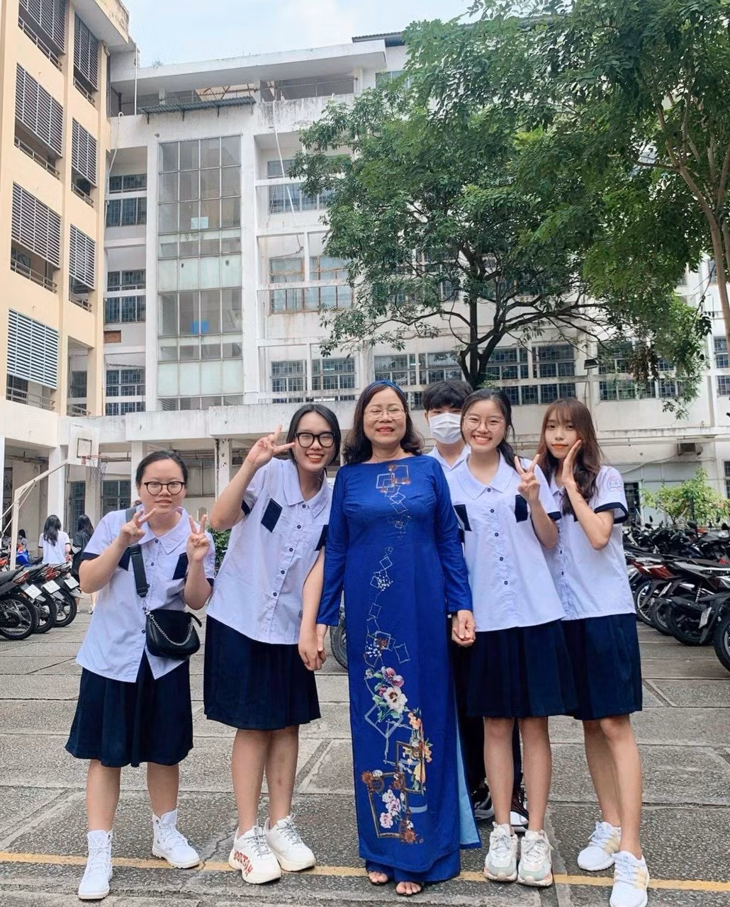 Tố Trinh (ngoài cùng, bên phải) chụp hình cùng các bạn và cô giáo chủ nhiệm lớp 12. (Ảnh: NVCC) Tố Trinh (ngoài cùng, bên phải) chụp hình cùng các bạn và cô giáo chủ nhiệm lớp 12. (Ảnh: NVCC)