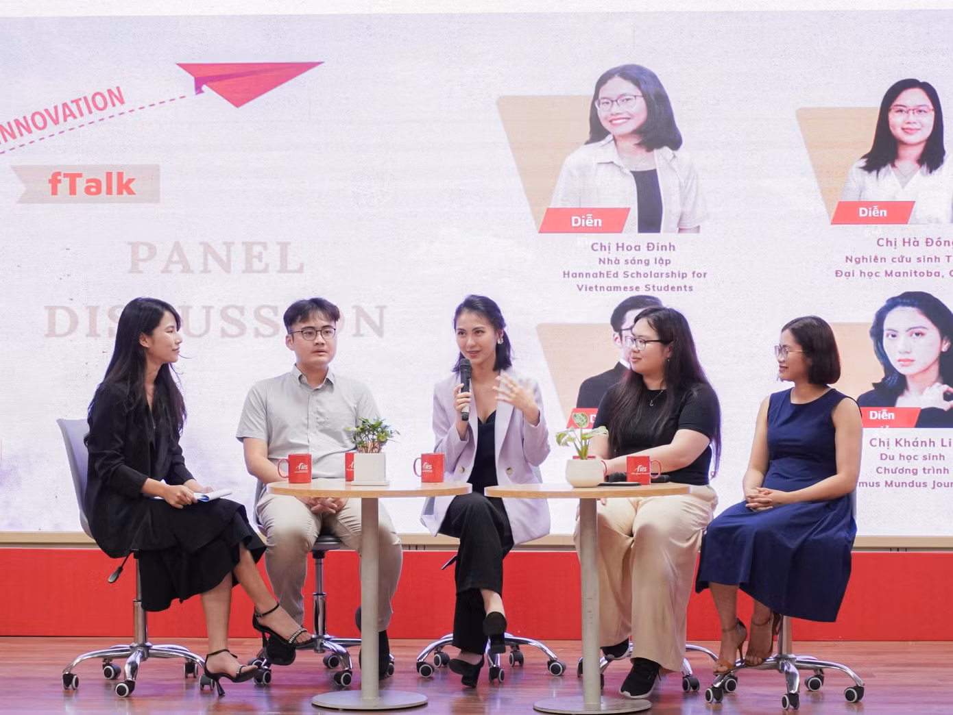 Khánh Linh (cầm mic) làm diễn giả trong một chương trình. Khánh Linh (cầm mic) làm diễn giả trong một chương trình.