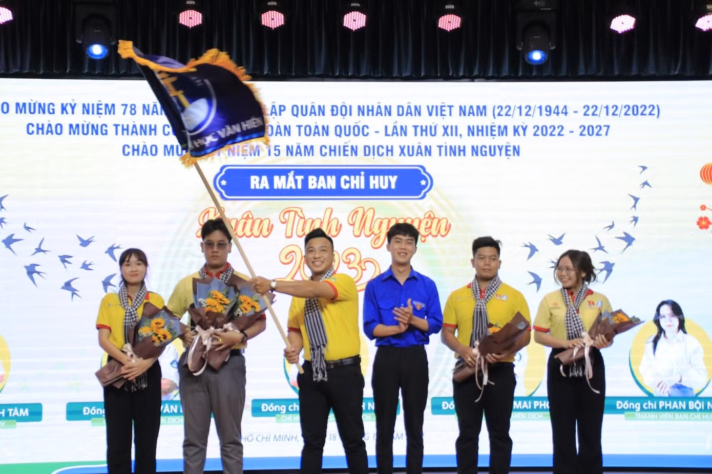 Thanh Nam (cầm cờ) luôn là người tiên phong, dẫn đầu trong các phong trào, mong muốn kết nối sinh viên lại với nhau. (Ảnh: NVCC)