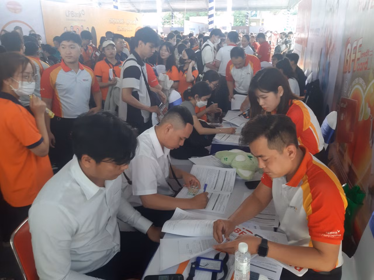 Rất đông các bạn sinh viên tham gia Ngày hội tuyển dụng khối ngành Kinh tế diễn ra tại TP. HCM.