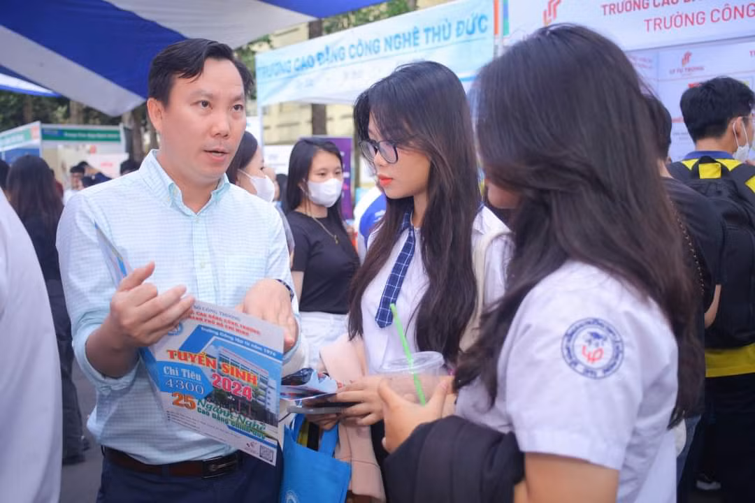 Kỳ tuyển sinh năm 2024 trường ĐH Công Thương TP. HCM tăng 700 chỉ tiêu so với năm 2023. Kỳ tuyển sinh năm 2024 trường ĐH Công Thương TP. HCM tăng 700 chỉ tiêu so với năm 2023.