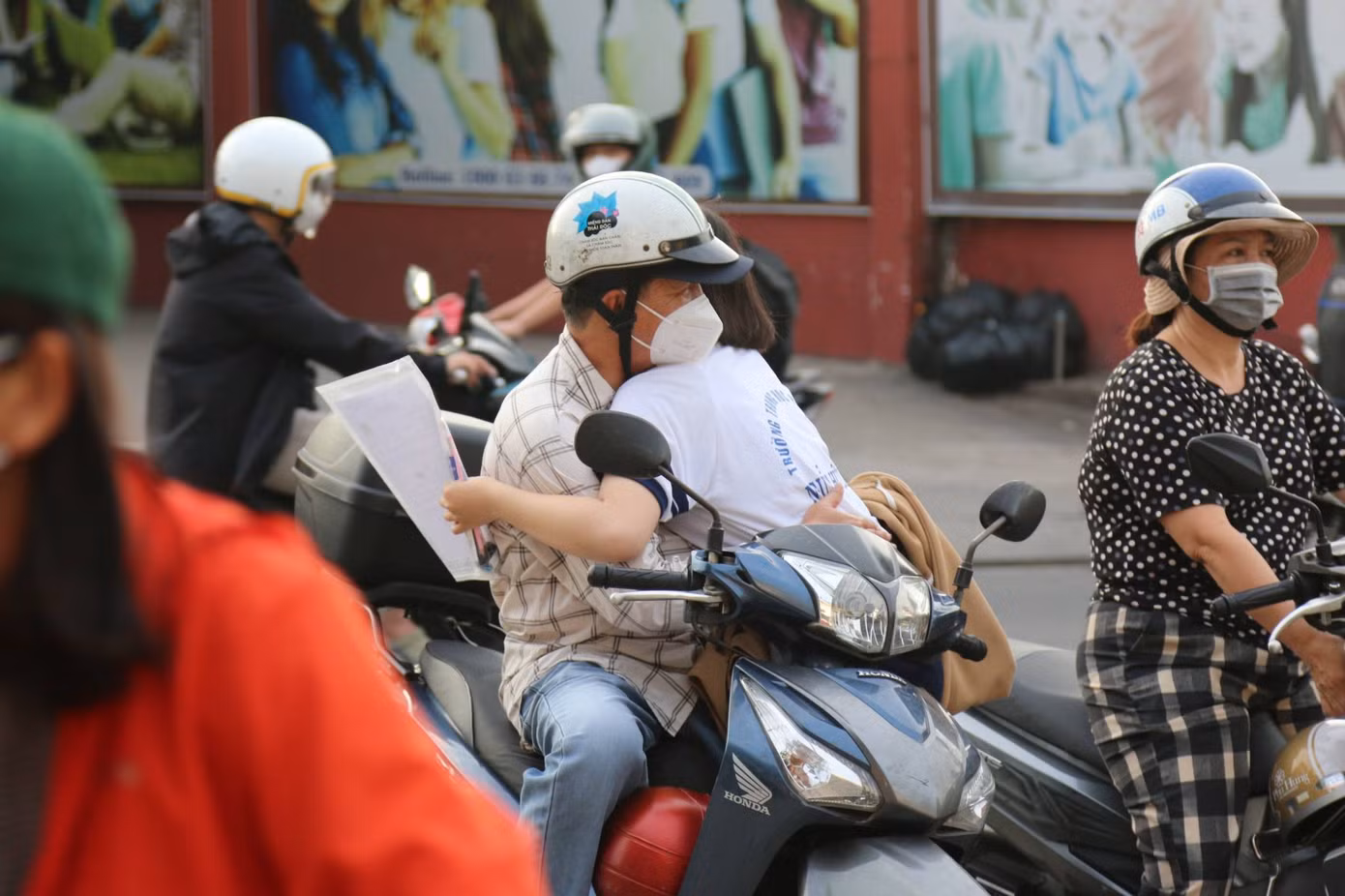 “Hãy tự tin vào chính mình” là lời nhắn nhủ của anh Trần Văn Long gửi đến con trong kỳ thi này. Anh chia sẻ, khoảnh khắc con từ trường thi bước ra, lúc đó con đã có được chiến thắng đầu tiên trong đời, ngay trước cả khi biết điểm thi. Đó là chiến thắng nỗi sợ của bản thân. Anh mong con luôn hạnh phúc và học cách kiên cường với mọi kết quả ở phía trước.
