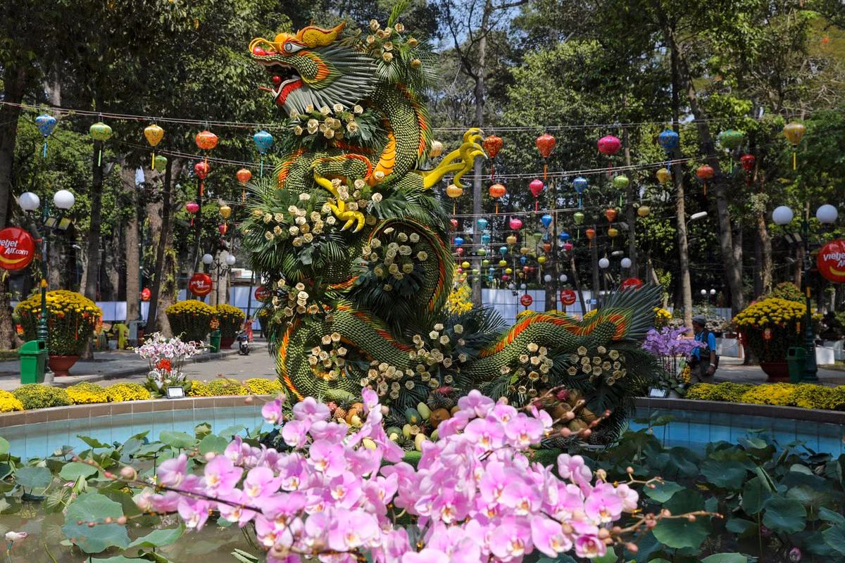Nhiều tiểu cảnh, khu trưng bày, hình ảnh rồng được lắp đặt xuyên suốt không gian Hội hoa Xuân. (Ảnh: Duy Anh) Nhiều tiểu cảnh, khu trưng bày, hình ảnh rồng được lắp đặt xuyên suốt không gian Hội hoa Xuân. (Ảnh: Duy Anh)