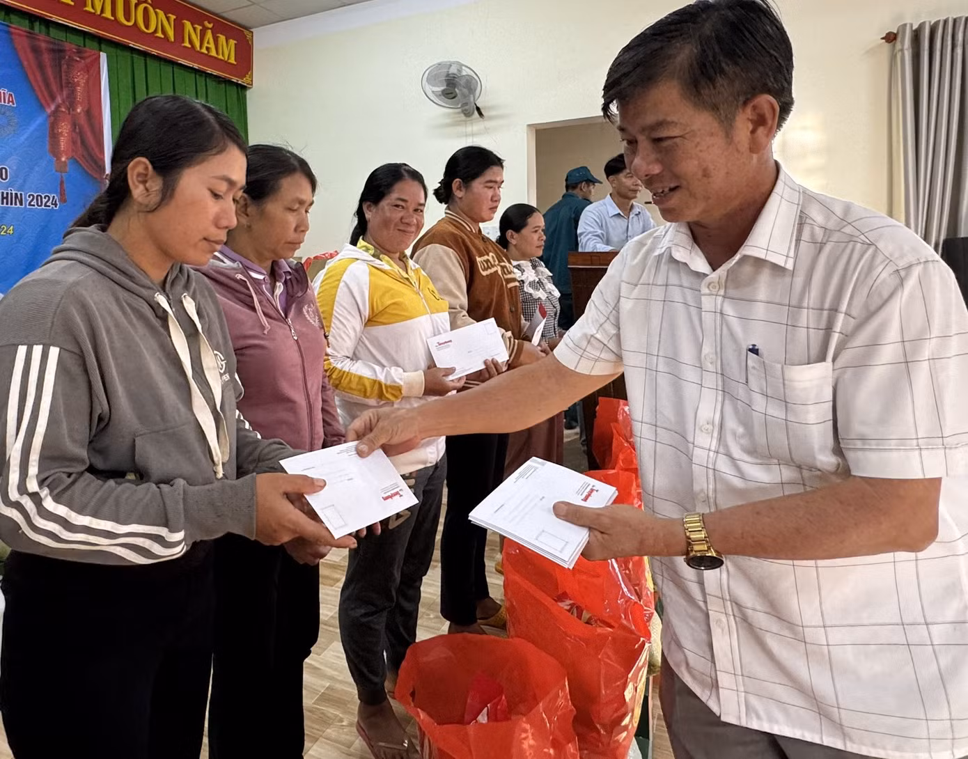 Mạnh thường quân của chương trình cùng trao quà tặng bà con xã Phú Nghĩa.