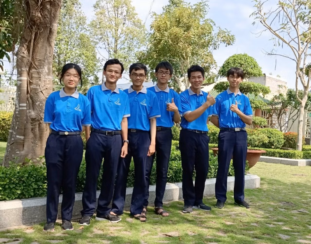 Năm lớp 12, Hoàng Anh (thứ ba, từ phải qua) nằm trong đội tuyển Học sinh Giỏi Quốc gia môn Vật lý của trường THPT Chuyên Lý Tự Trọng (Cần Thơ). (Ảnh: NVCC)