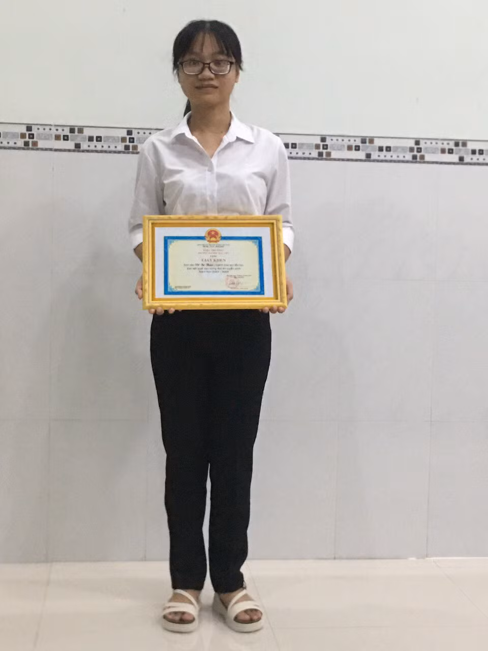 Cô sinh viên ngành Giáo dục Tiểu học tự hào bên thành quả những nỗ lực của bản thân.