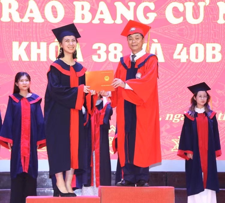 Khánh Linh xuất sắc đứng trong top 5 đầu ra toàn khoá. Khánh Linh xuất sắc đứng trong top 5 đầu ra toàn khoá.