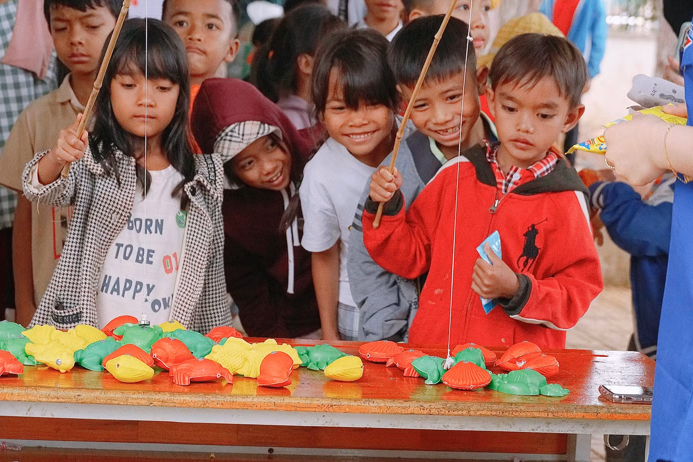 Niềm vui của các em học sinh tại địa phương khi tham gia các hoạt động trò chơi. Niềm vui của các em học sinh tại địa phương khi tham gia các hoạt động trò chơi.