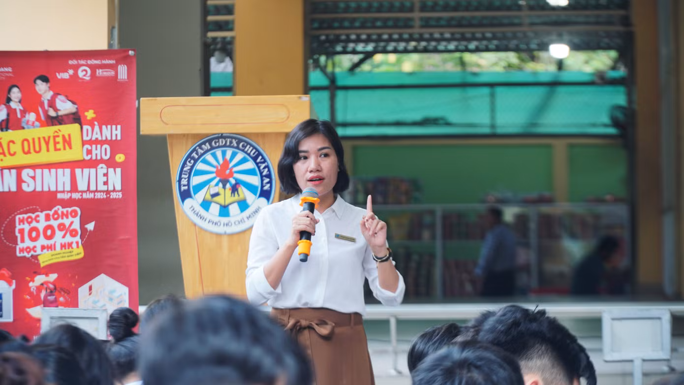 ThS Tâm lý Phan Thị Mai Quyên - giảng viên trường ĐH Mở TP. HCM có buổi chia sẻ với các bạn học sinh tại Trung tâm Giáo dục thường xuyên Chu Văn An (Q. 5, TP. HCM) về chủ đề “Over thinking của GenZ: Làm sao để vượt qua?”. Chương trình do báo Tiền Phong phối hợp cùng AIA Việt Nam, trường ĐH Quốc tế Hồng Bàng, trường ĐH Mở TP. HCM và Ngân hàng Nam Á tổ chức ngày 15/5. ThS Tâm lý Phan Thị Mai Quyên - giảng viên trường ĐH Mở TP. HCM có buổi chia sẻ với các bạn học sinh tại Trung tâm Giáo dục thường xuyên Chu Văn An (Q. 5, TP. HCM) về chủ đề “Over thinking của GenZ: Làm sao để vượt qua?”. Chương trình do báo Tiền Phong phối hợp cùng AIA Việt Nam, trường ĐH Quốc tế Hồng Bàng, trường ĐH Mở TP. HCM và Ngân hàng Nam Á tổ chức ngày 15/5.