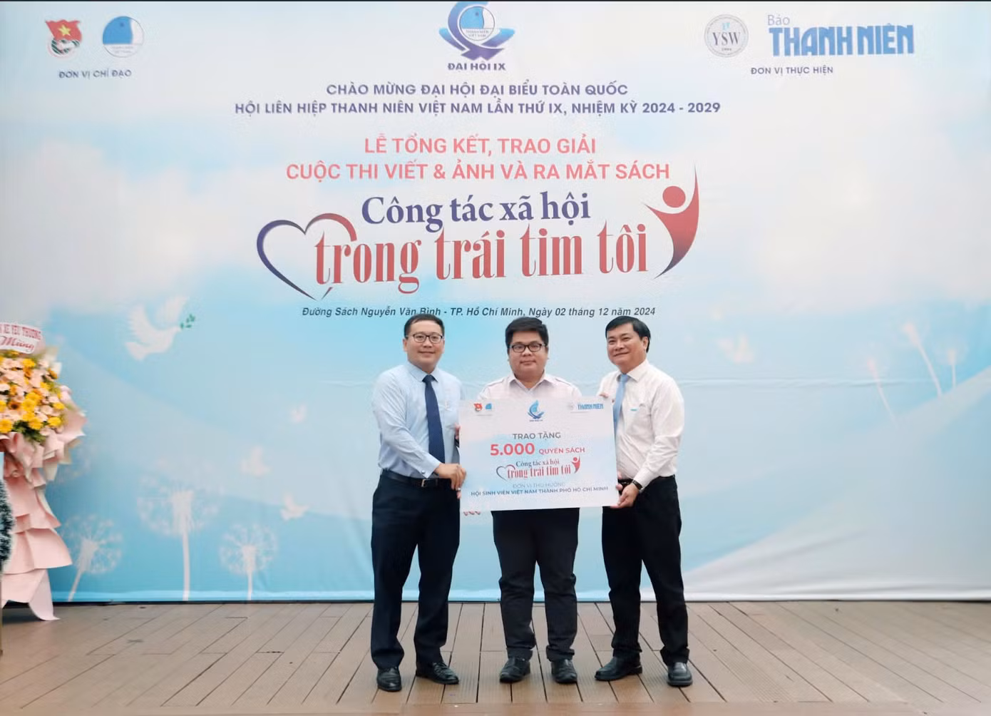 Ban Tổ chức đã tiến hành trao tặng 5000 cuốn sách cho Hội Sinh viên TP. HCM.