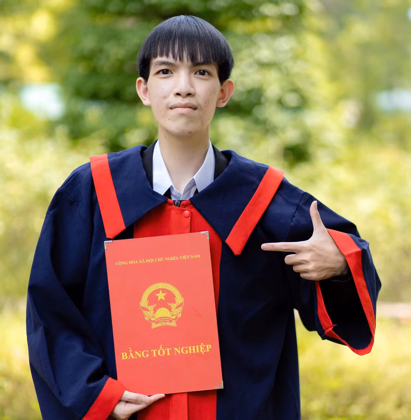 Vũ Nguyễn Anh Dũng nhận bằng tốt nghiệp THPT. Vũ Nguyễn Anh Dũng nhận bằng tốt nghiệp THPT.