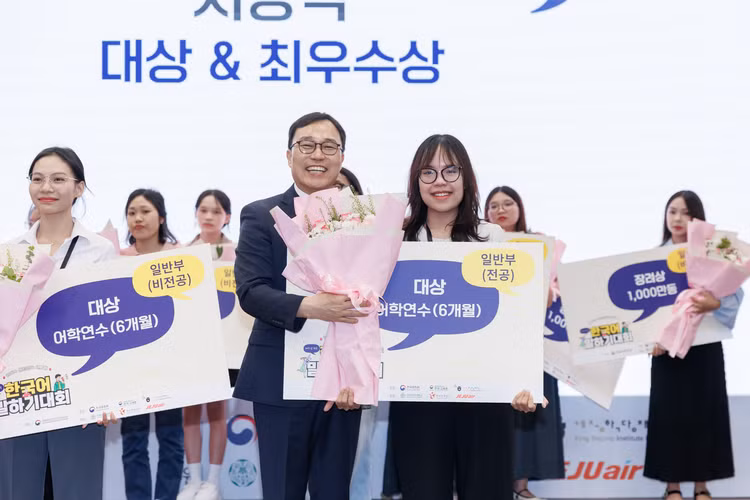 Thu Tâm chụp hình cùng Đại sứ Hàn Quốc Choi Young Sam. (Ảnh: NVCC) Thu Tâm chụp hình cùng Đại sứ Hàn Quốc Choi Young Sam. (Ảnh: NVCC)
