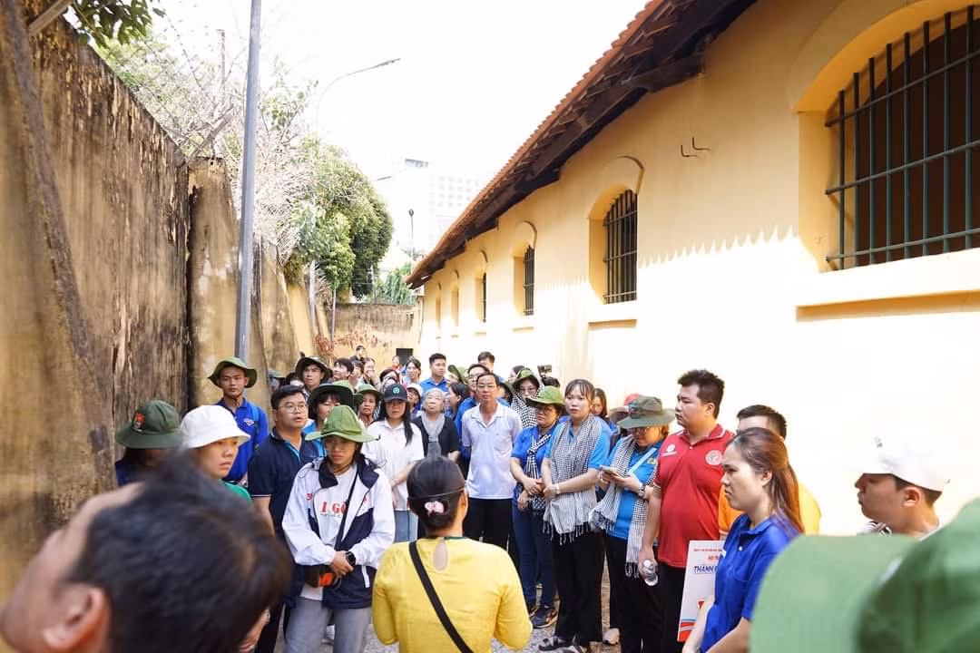 Các trại sinh đến Khu di tích Khám Lớn Cần Thơ. (Ảnh: TLTĐ)