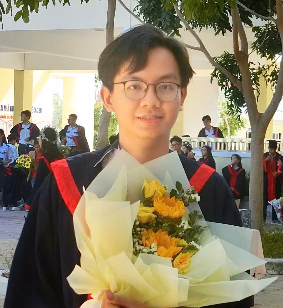 Nguyễn Trần Lê Tâm - Thủ khoa Kỳ thi Đánh giá năng lực năm 2024, với 1.102 điểm. Nguyễn Trần Lê Tâm - Thủ khoa Kỳ thi Đánh giá năng lực năm 2024, với 1.102 điểm.