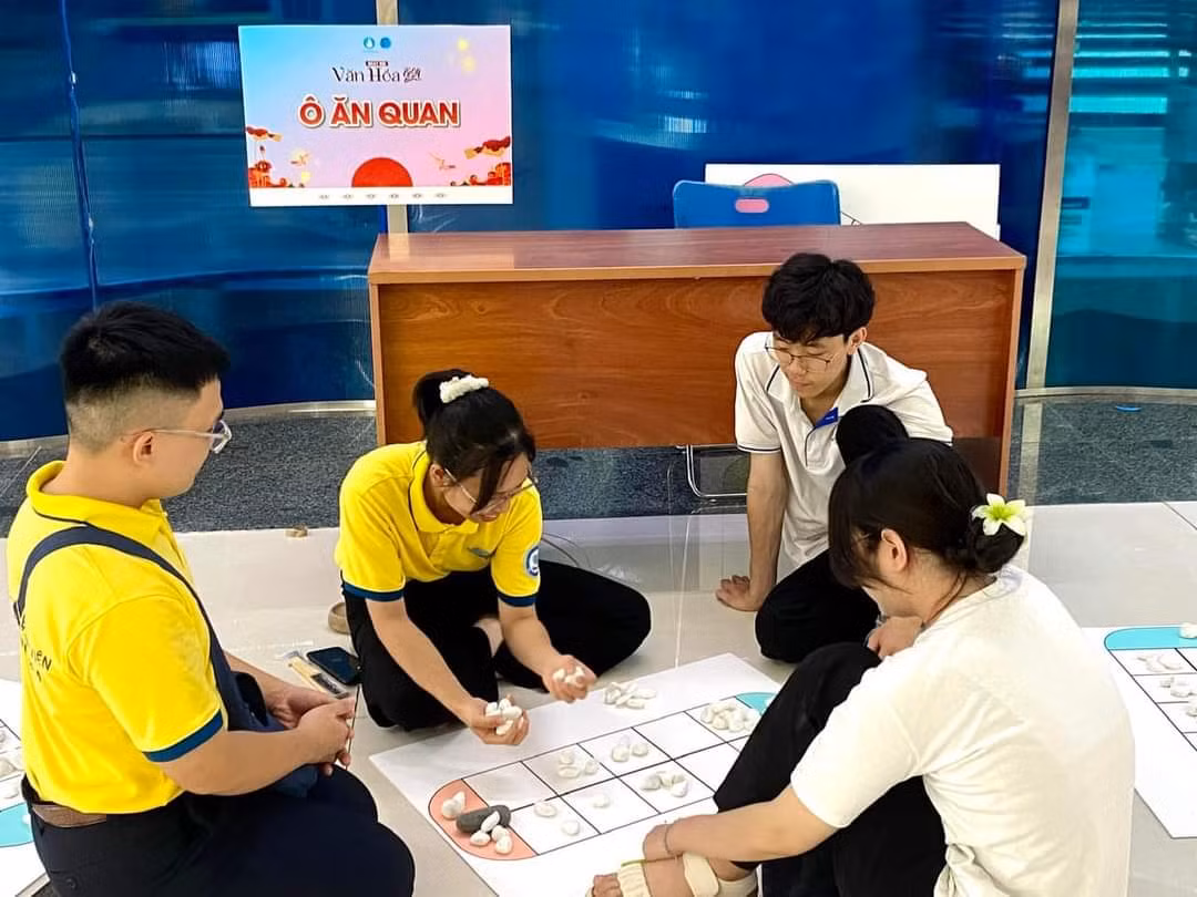 Các bạn trẻ chơi trò chơi ô ăn quan.