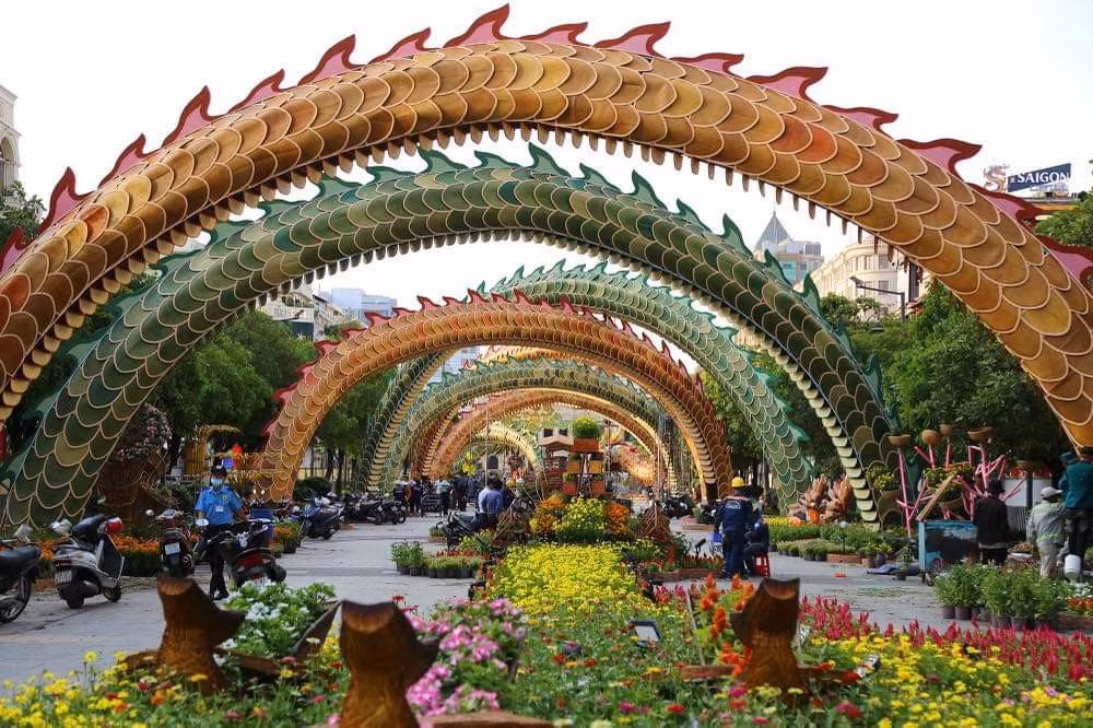Một số hình ảnh của Đường hoa Nguyễn Huệ trước ngày mở cửa phục vụ du khách tham quan.