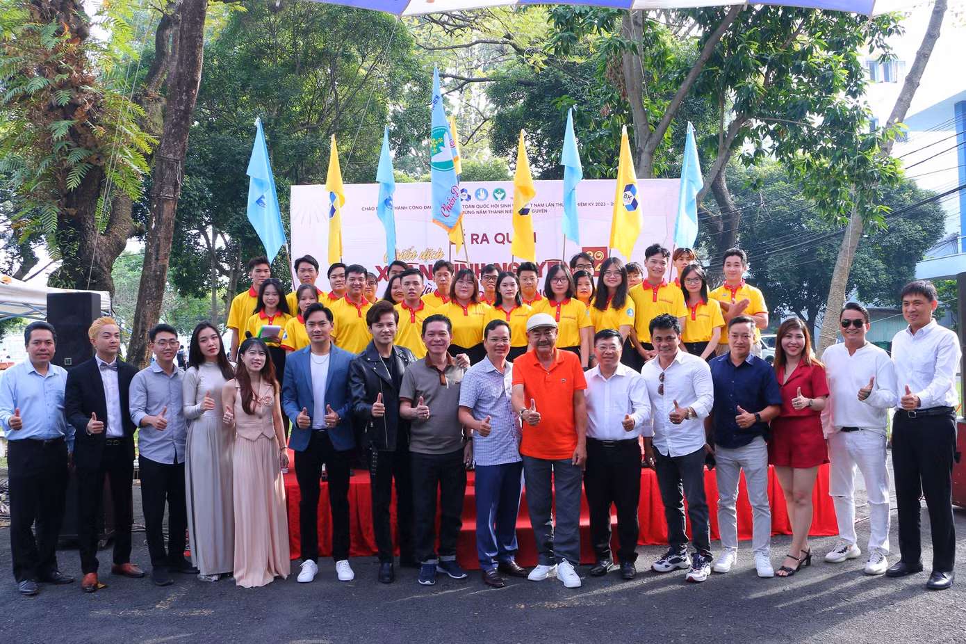 Ban chỉ huy chiến dịch 'Xuân tình nguyện' 2024 cùng khách mời chụp ảnh lưu niệm trước khi buổi lễ kết thúc. Ban chỉ huy chiến dịch 'Xuân tình nguyện' 2024 cùng khách mời chụp ảnh lưu niệm trước khi buổi lễ kết thúc.