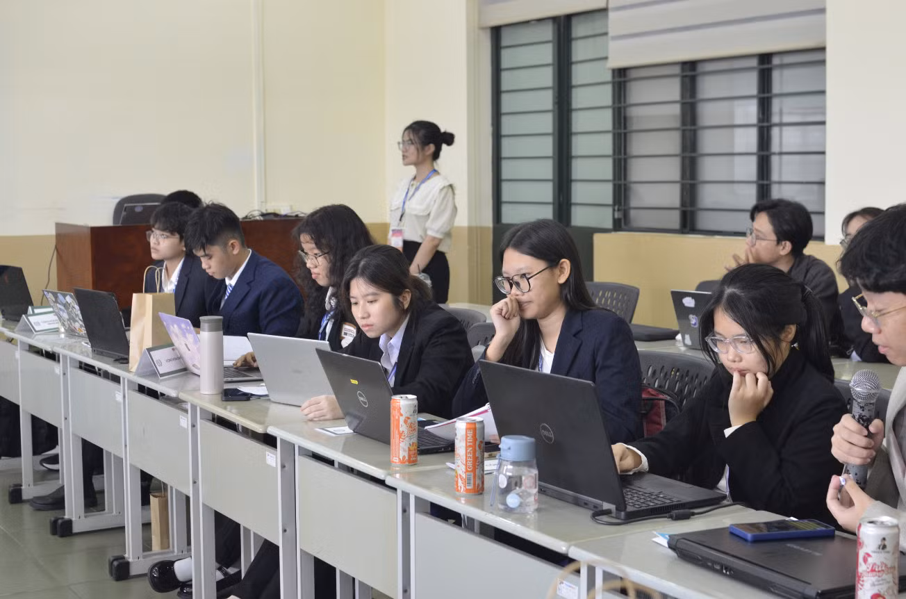 Các bạn trẻ tham gia Hội nghị Mô phỏng Liên Hợp Quốc 'USSH-IRMUN’ 24'.