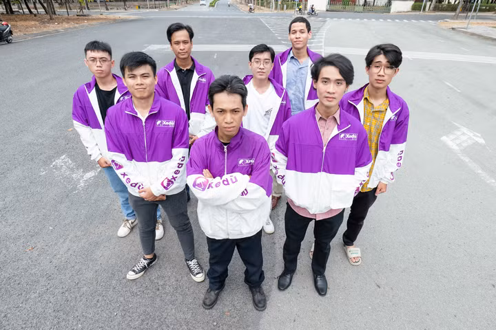 Huỳnh Quang Lộc (ngoài cùng, bên trái, hàng đầu) cùng đội ngũ thành lập 'Xe dù'. Huỳnh Quang Lộc (ngoài cùng, bên trái, hàng đầu) cùng đội ngũ thành lập 'Xe dù'.