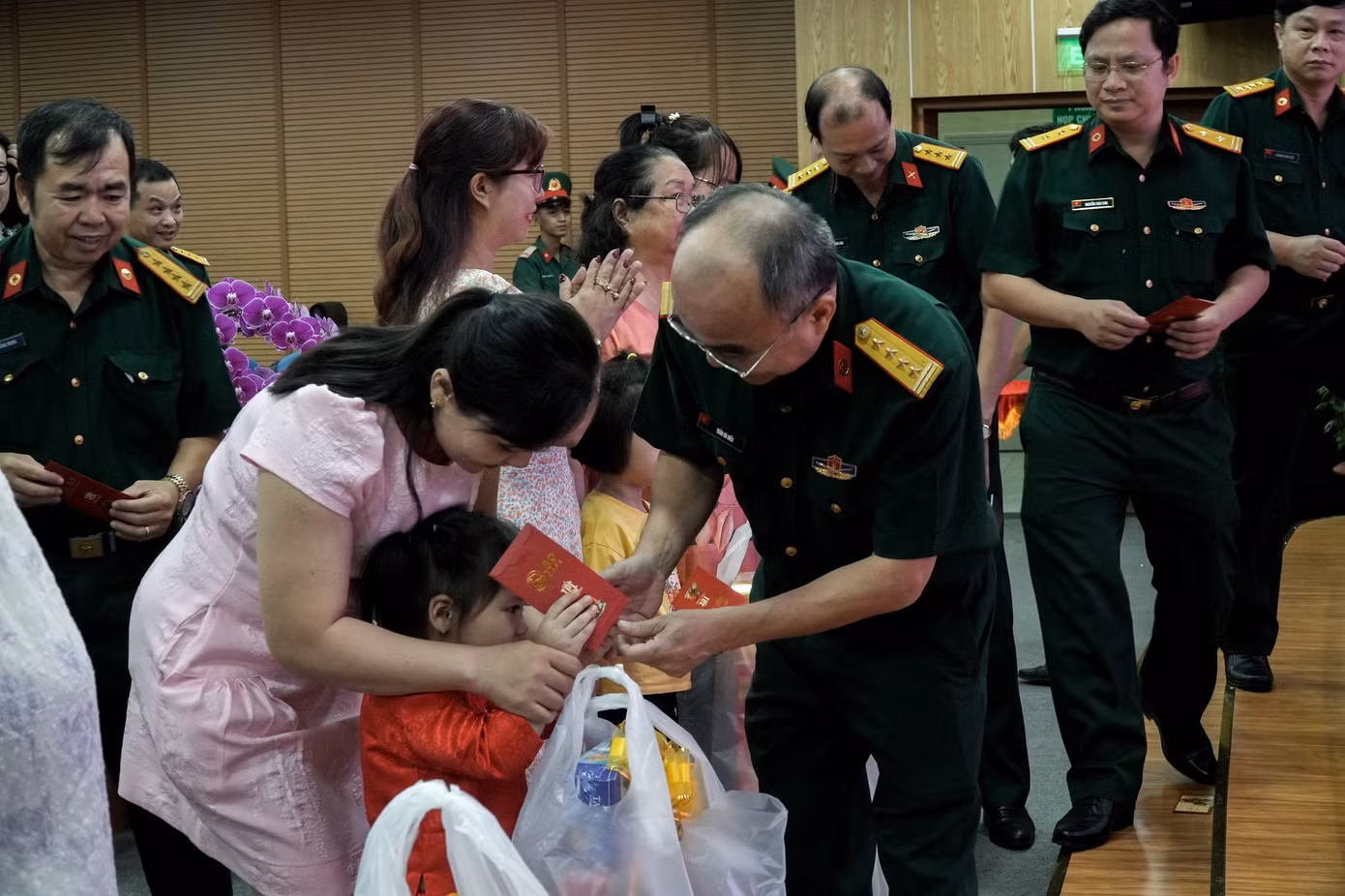Bệnh viện Quân y 175 đã tặng quà Tết đến thân nhân của cán bộ, nhân viên đang công tác tại Bệnh xá đảo Trường Sa.