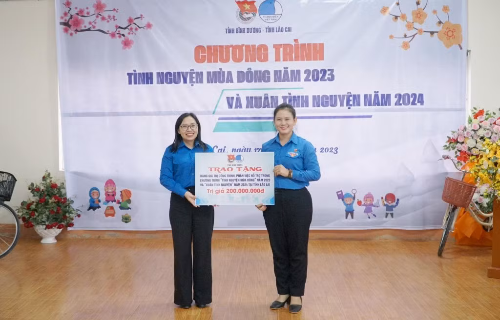 Tỉnh Đoàn Bình Dương trao phần quà chương trình đến Tỉnh đoàn Lào Cai. (Ảnh: Tỉnh Đoàn Bình Dương)